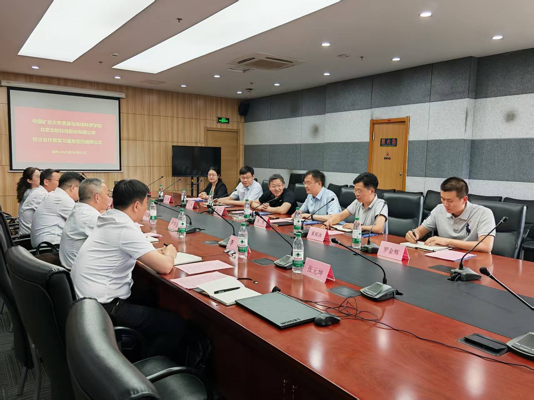 6388456778623884975407424